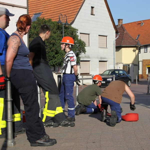 Jugendfeuerwehr füllt Bürgerbrunnen 2013