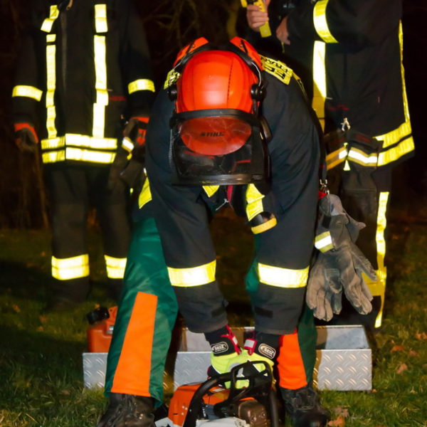28.01.2016 Übung Kettensäge am Schützenhaus 28.01.2016 Übung Kettensäge am Schützenhaus