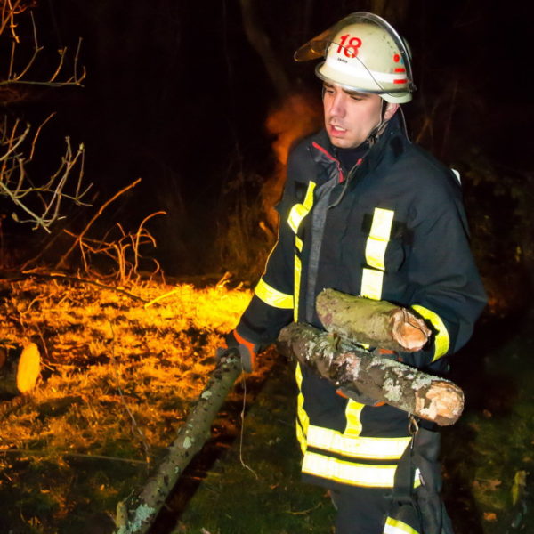 28.01.2016 Übung Kettensäge am Schützenhaus 28.01.2016 Übung Kettensäge am Schützenhaus