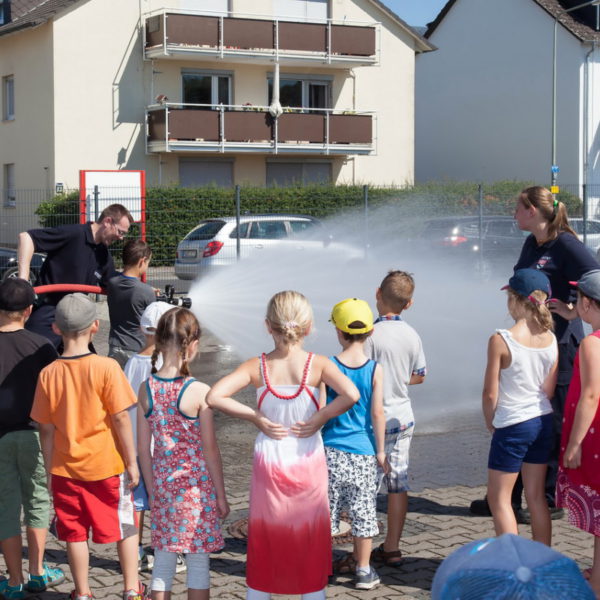 Besuch Grundschule bei der Feuerwehr 26.08.2016 Besuch Grundschule bei der Feuerwehr 26.08.2016