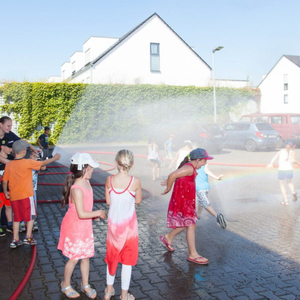 Besuch Grundschule bei der Feuerwehr 26.08.2016 Besuch Grundschule bei der Feuerwehr 26.08.2016