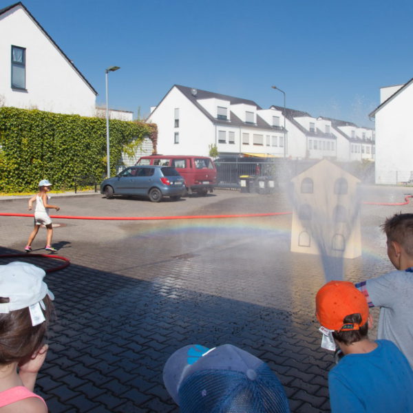 Besuch Grundschule bei der Feuerwehr 26.08.2016 Besuch Grundschule bei der Feuerwehr 26.08.2016