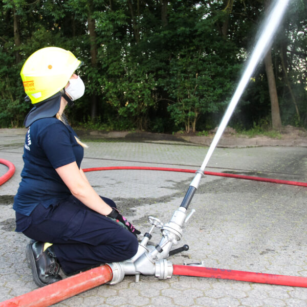 Übung Wasserentnahme aus dem Erlenbach