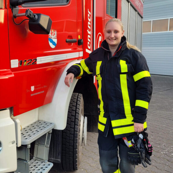 Ina Axtmann besteht Fahrprüfung für CE-Führerschein Ina Axtmann besteht Fahrprüfung für CE-Führerschein