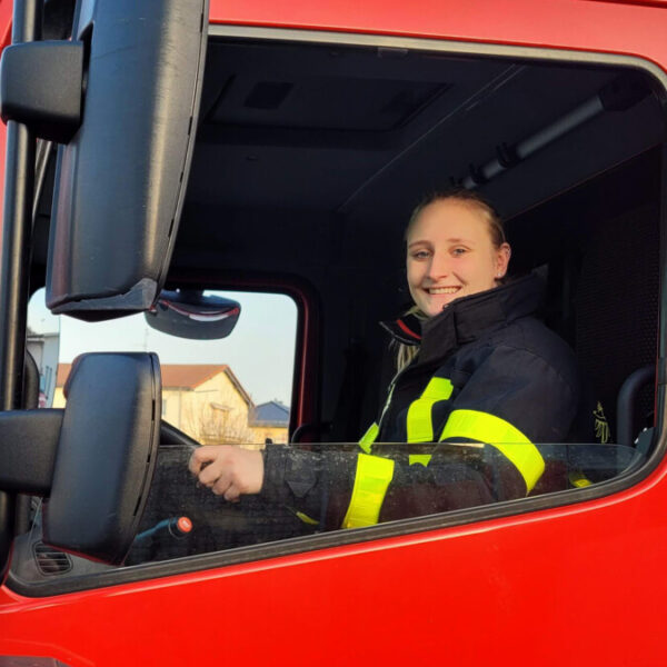 Ina Axtmann besteht Fahrprüfung für CE-Führerschein Ina Axtmann besteht Fahrprüfung für CE-Führerschein